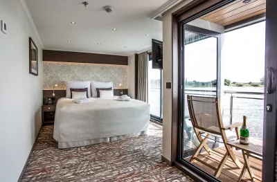 A cabin double room with a balcony